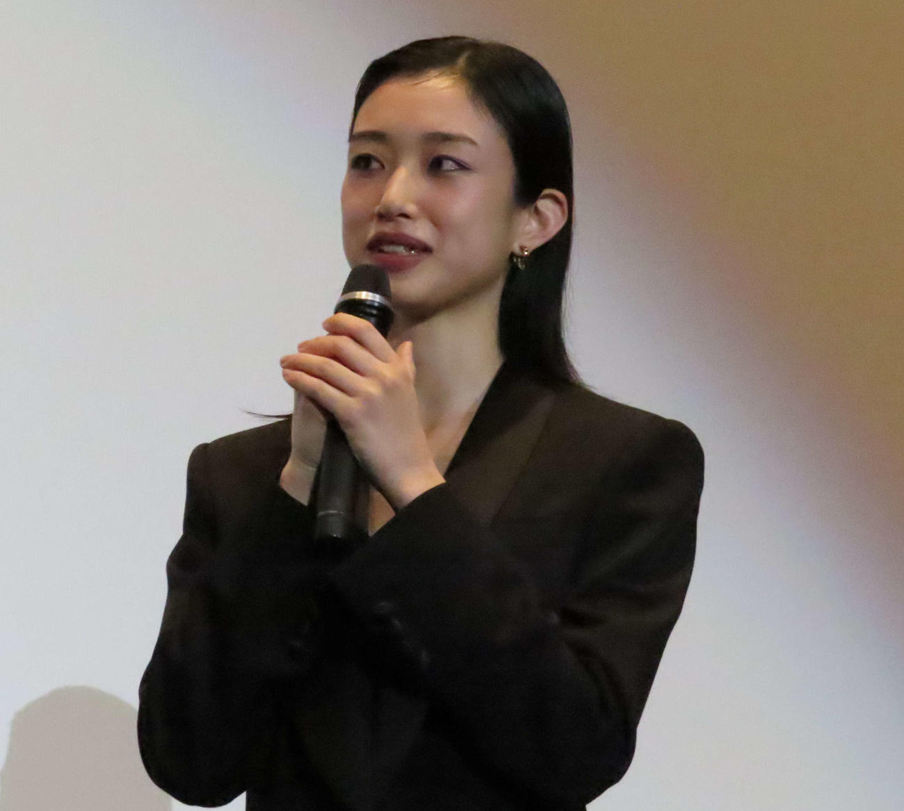 映画「悪い夏」公開記念舞台あいさつに出席した河合優実