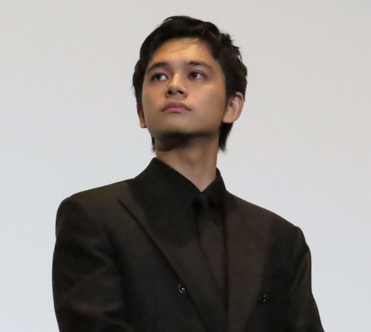 映画「悪い夏」公開記念舞台あいさつに出席した北村匠海