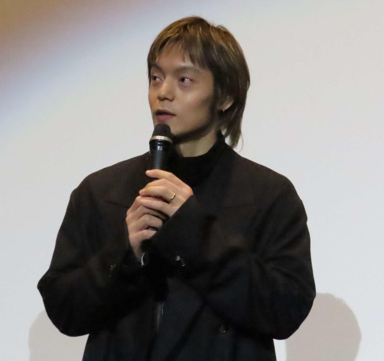 映画「悪い夏」公開記念舞台あいさつに出席した窪田正孝