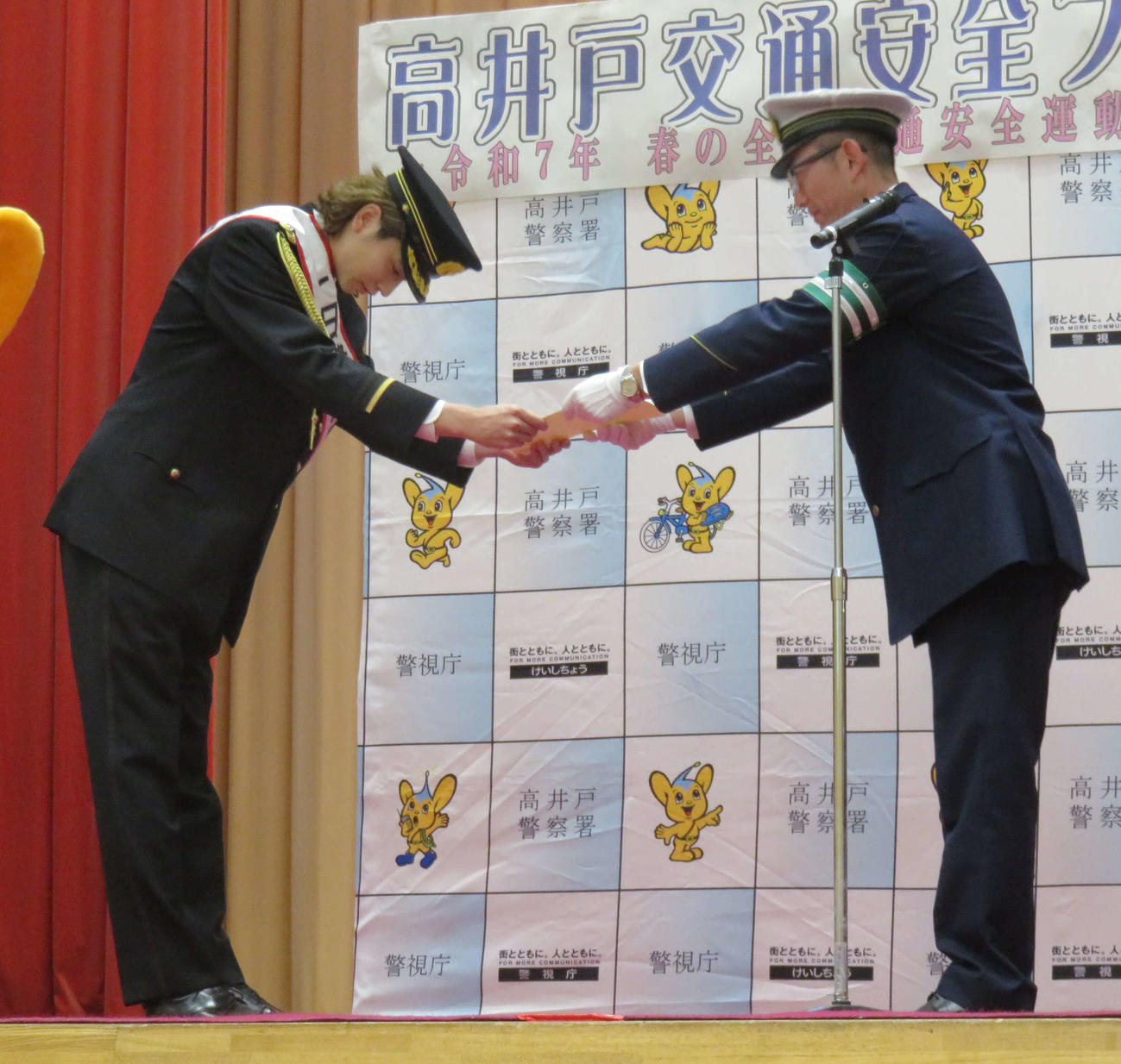1日警察署長の委嘱状を受け取る庄司浩平（左
