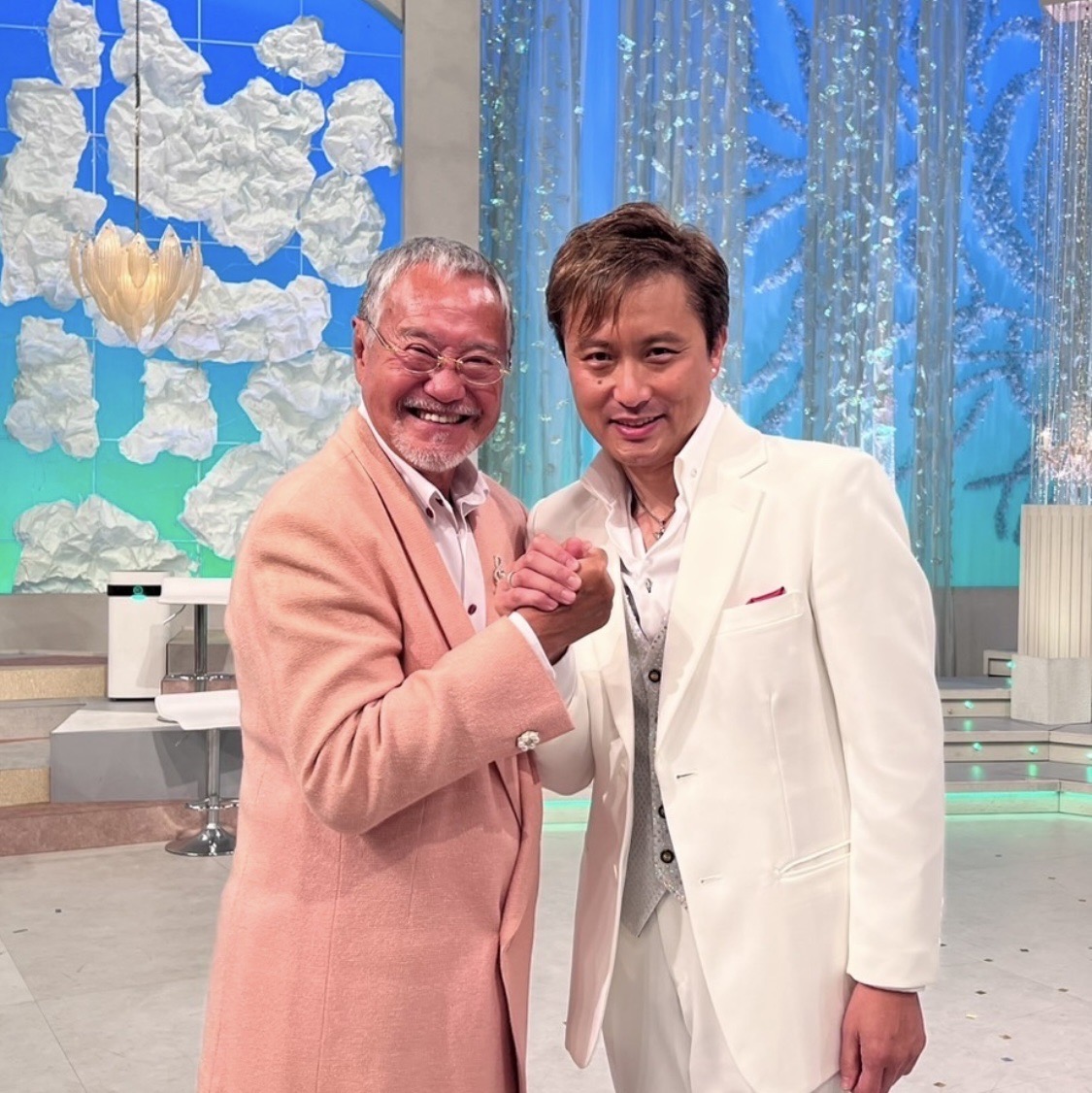 司会の吉幾三（左）とケニー大倉