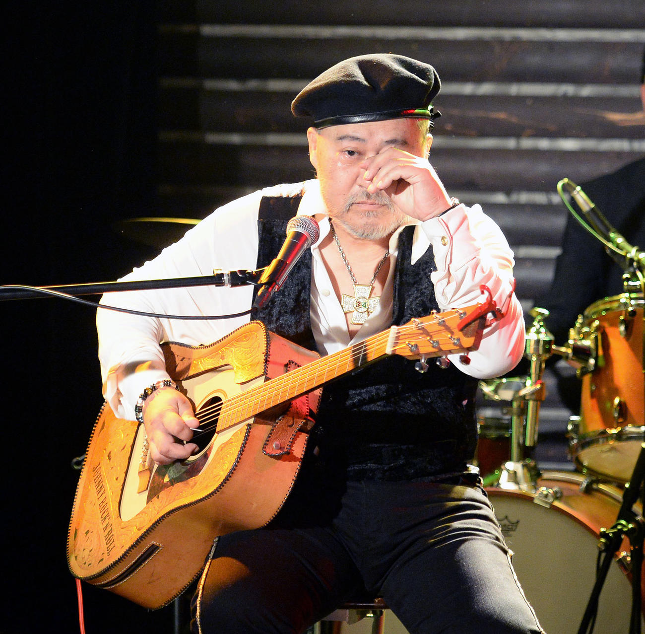 復活ライブで涙をぬぐうジョニー大倉（2014年4月撮影）