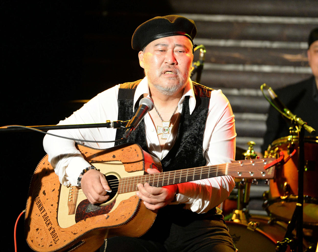 復活ライブで涙ながらに熱唱するジョニー大倉（2014年4月撮影）