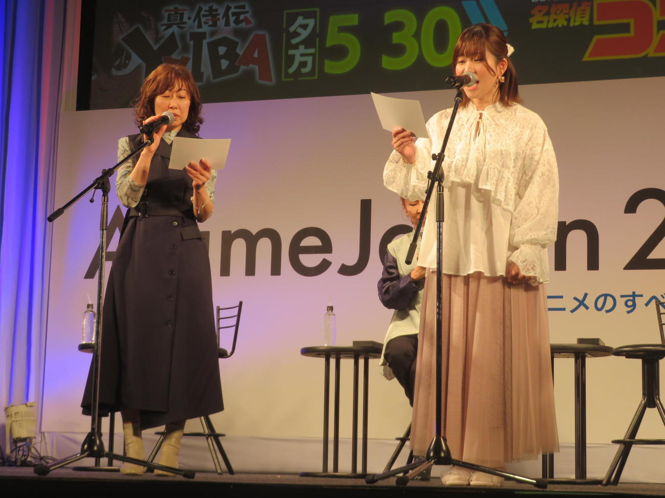 コラボ番宣CMの生アフレコを披露した山崎和佳奈（左）と石見舞菜香
