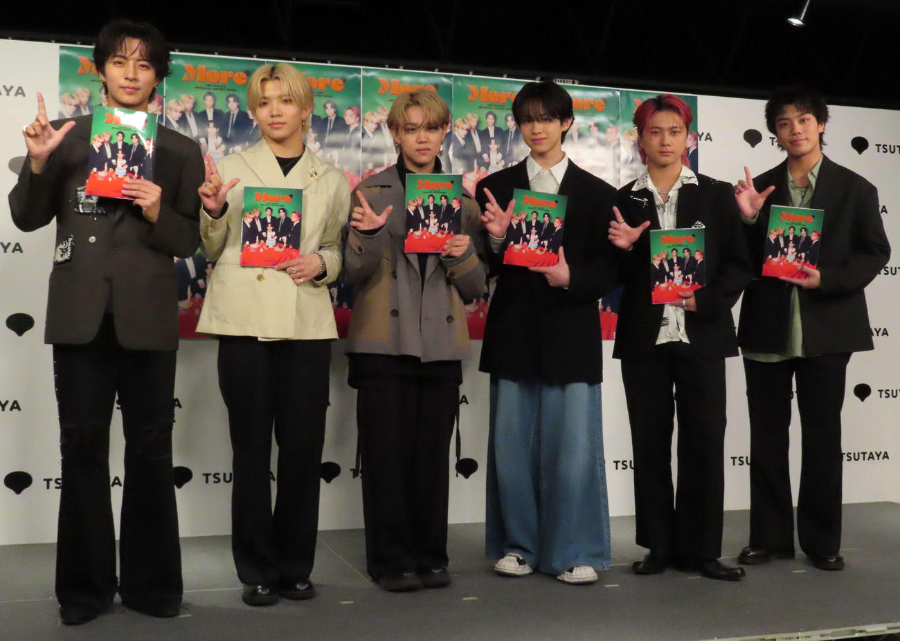 アーティストブック「LIL LEAGUE OFFICIAL ARTIST BOOK More」発売記念イベントを開催したLIL LEAGUE。左から中村竜大、山田晃大、百田隼麻、難波碧空、岡尾真虎、岩城星那