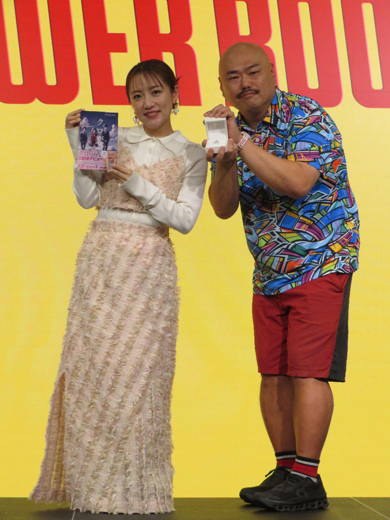 恋愛小説家デビュー作「クロ恋。」出版記念記者会見を開いたクロちゃんと高橋みなみ（撮影・村上幸将）