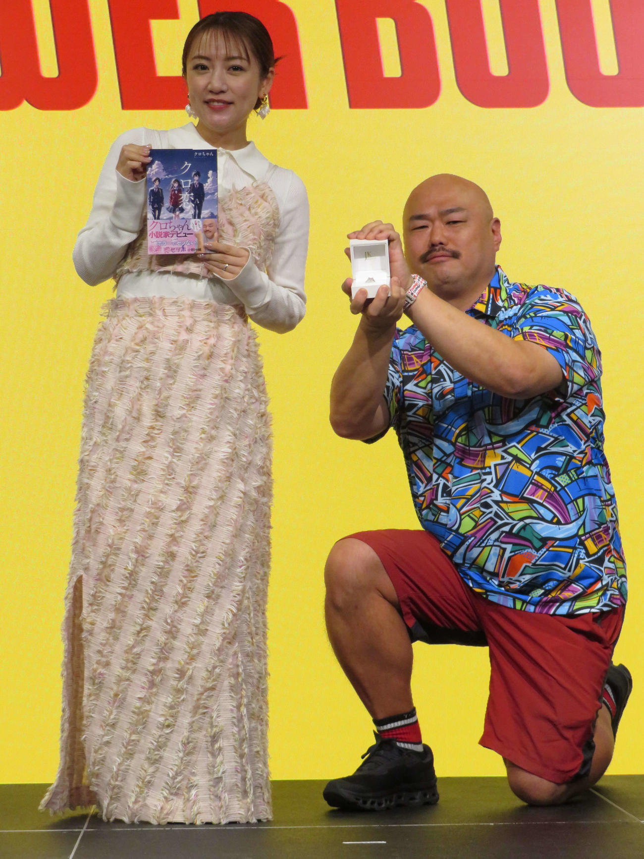 恋愛小説家デビュー作「クロ恋。」出版記念記者会見を開いたクロちゃんと高橋みなみ（撮影・村上幸将）