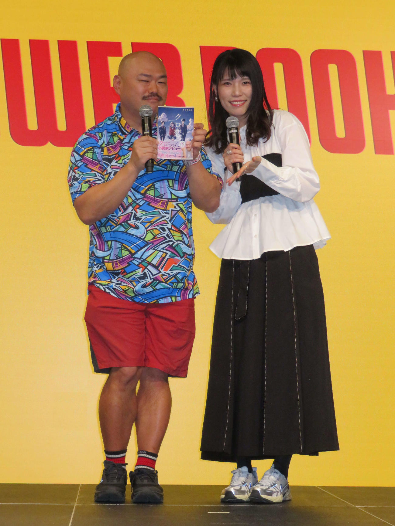 恋愛小説家デビュー作「クロ恋。」出版記念記者会見を開いたクロちゃんと紺野ぶるま（撮影・村上幸将）