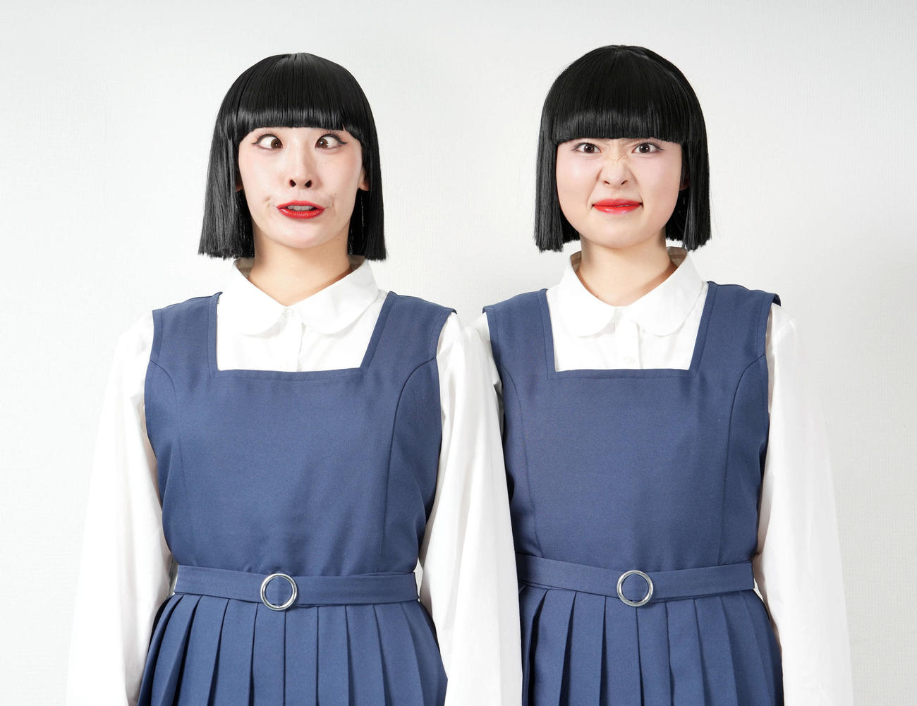 「変顔」を披露するアバンギャルディのsono（左）とkohana（撮影・たえ見朱実）