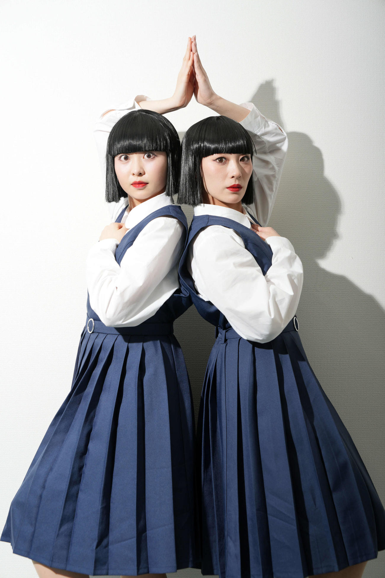 ポーズを決めるアバンギャルディのkohana（左）とsono（撮影・たえ見朱実）