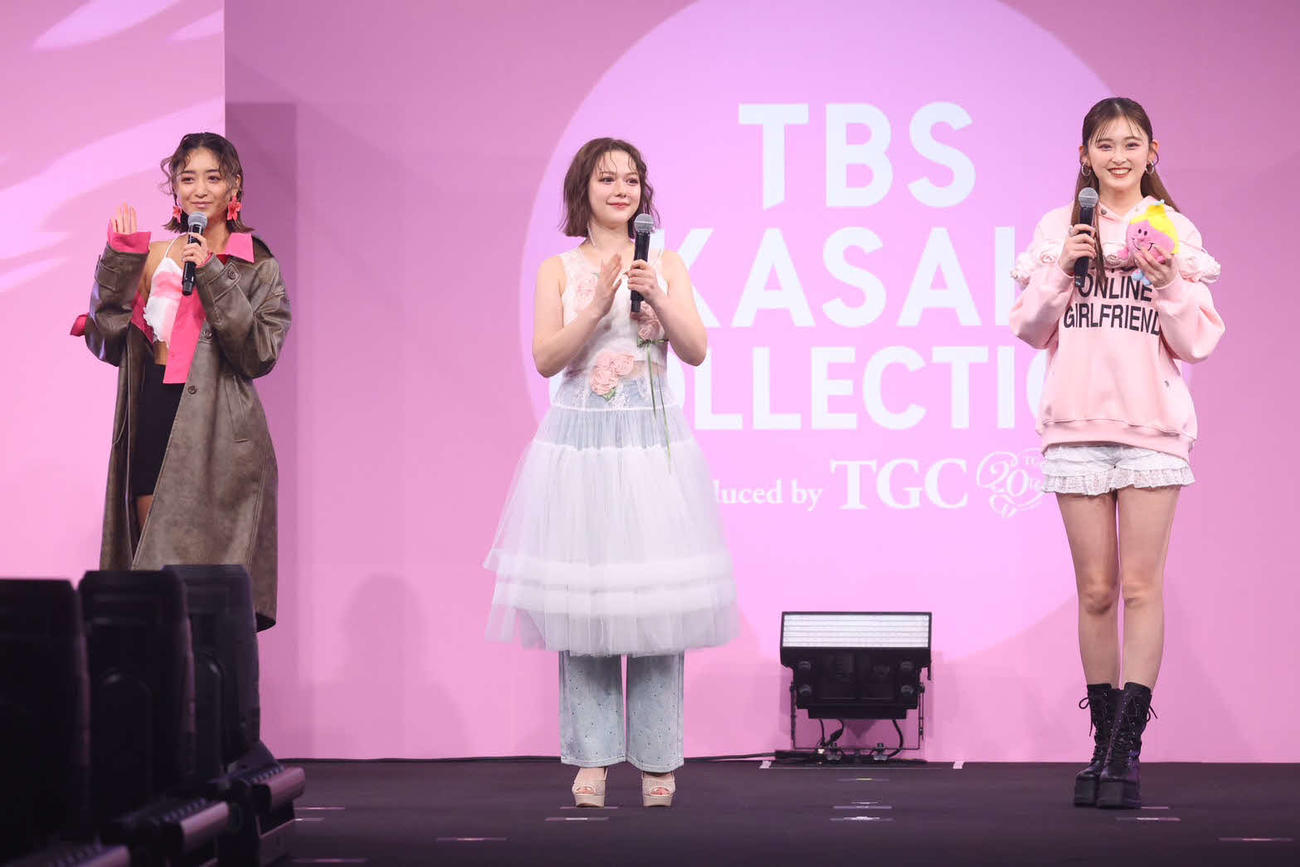 「TBS AKASAKA COLLECTION produced by TGC」に出演した、左から池田美優、村重杏奈、古川優奈（（C）TBS AKASAKA COLLECTION produced by TGC）