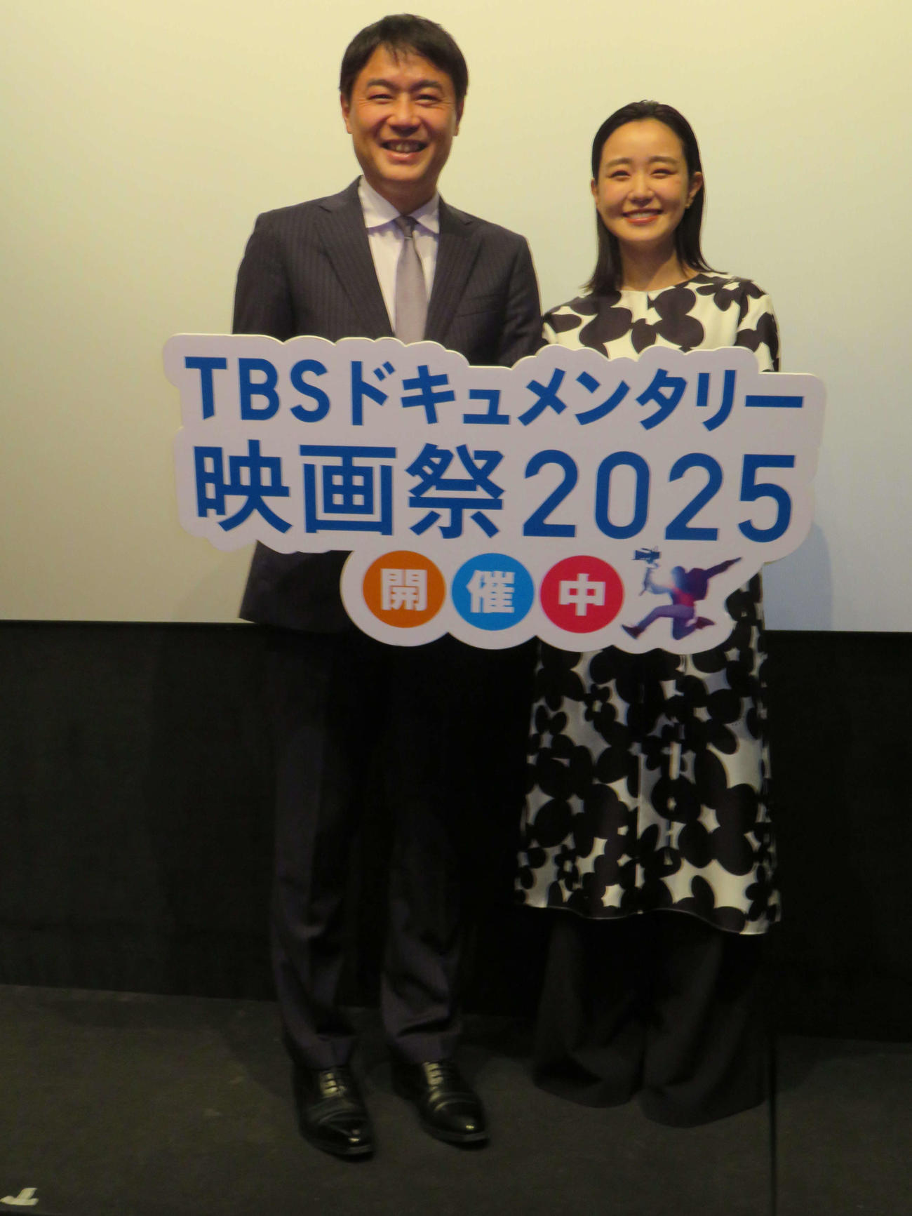 TBSドキュメンタリー映画祭「War Bride 91歳の戦争花嫁」上映後舞台あいさつに登壇した川嶋龍太郎監督と奈緒（撮影・村上幸将）