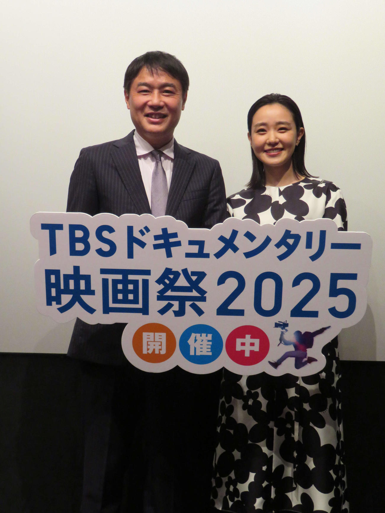 TBSドキュメンタリー映画祭「War Bride 91歳の戦争花嫁」上映後舞台あいさつに登壇した川嶋龍太郎監督と奈緒（撮影・村上幸将）