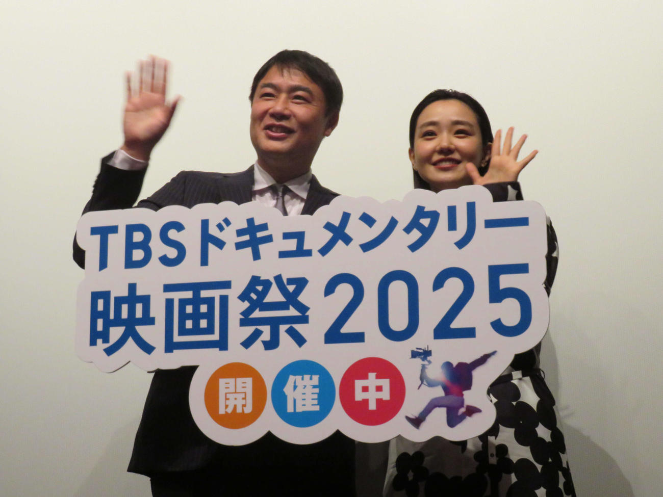 TBSドキュメンタリー映画祭「War Bride 91歳の戦争花嫁」上映後舞台あいさつに登壇した川嶋龍太郎監督と奈緒（撮影・村上幸将）
