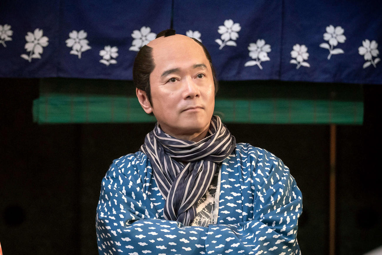 「べらぼう～蔦重栄華乃夢噺～」の場面写真。平沢常富（朋誠堂喜三二）役の尾美としのり