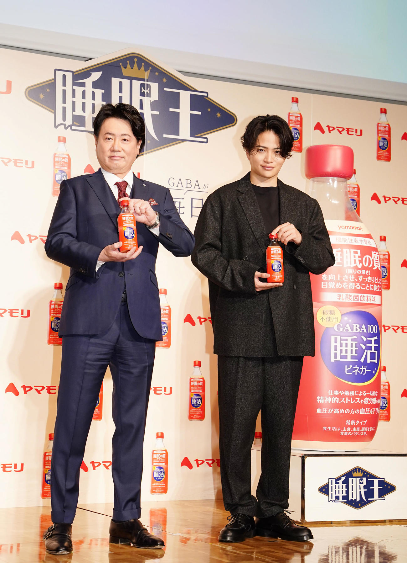 GABA100眠活ビネガーをPRするtimeleszの菊池風磨。左は三林圭介社長（撮影・横山健太）