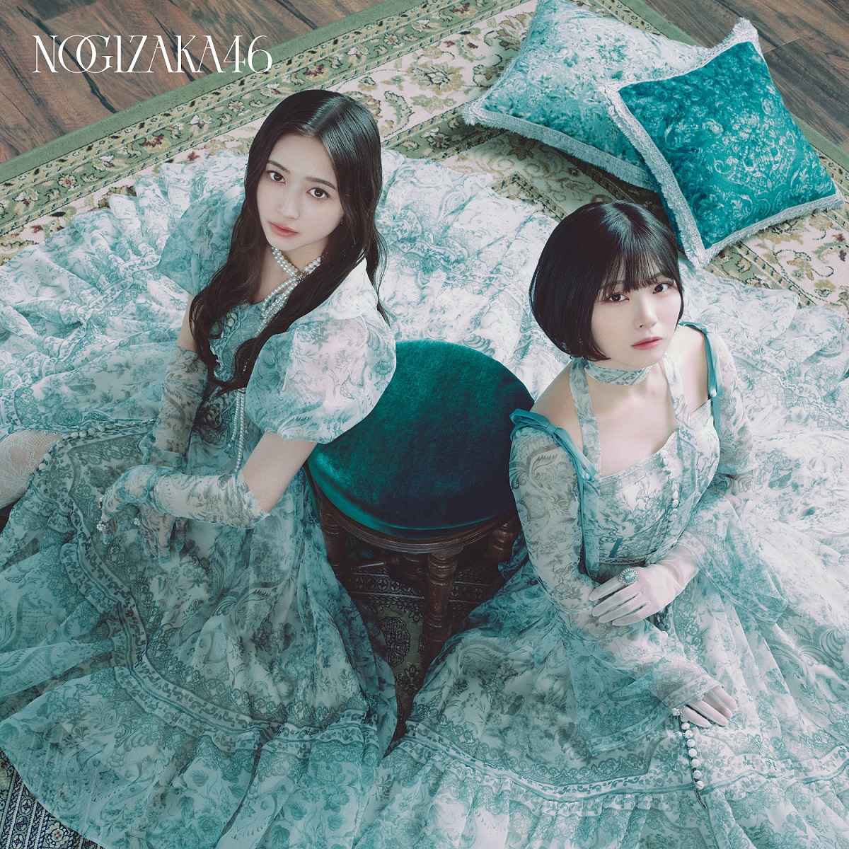 乃木坂46の新曲「ネーブルオレンジ」ジャケット写真。ダブルセンターを務める井上和（左）と中西アルノ