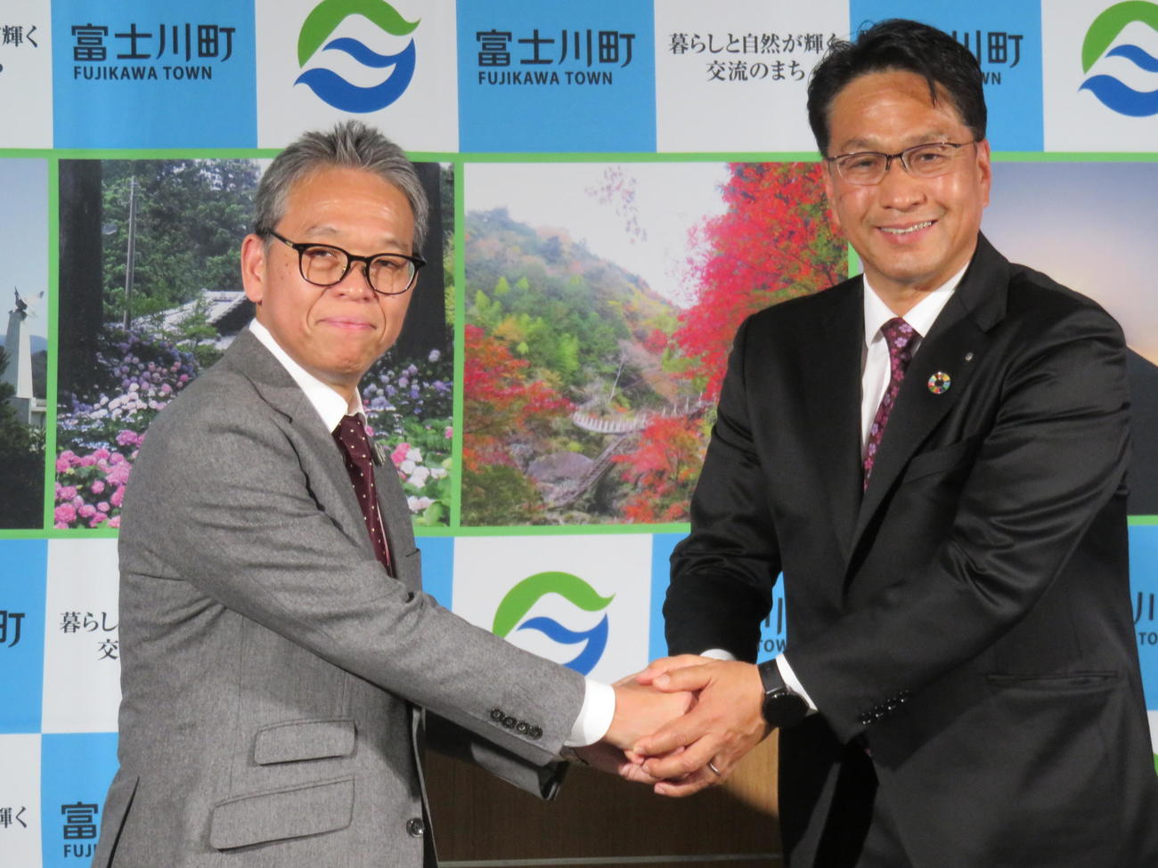 オフィシャルパートナー協定の調印式を行ったホリプロ菅井社長（左）と山梨・富士川町の望月町長