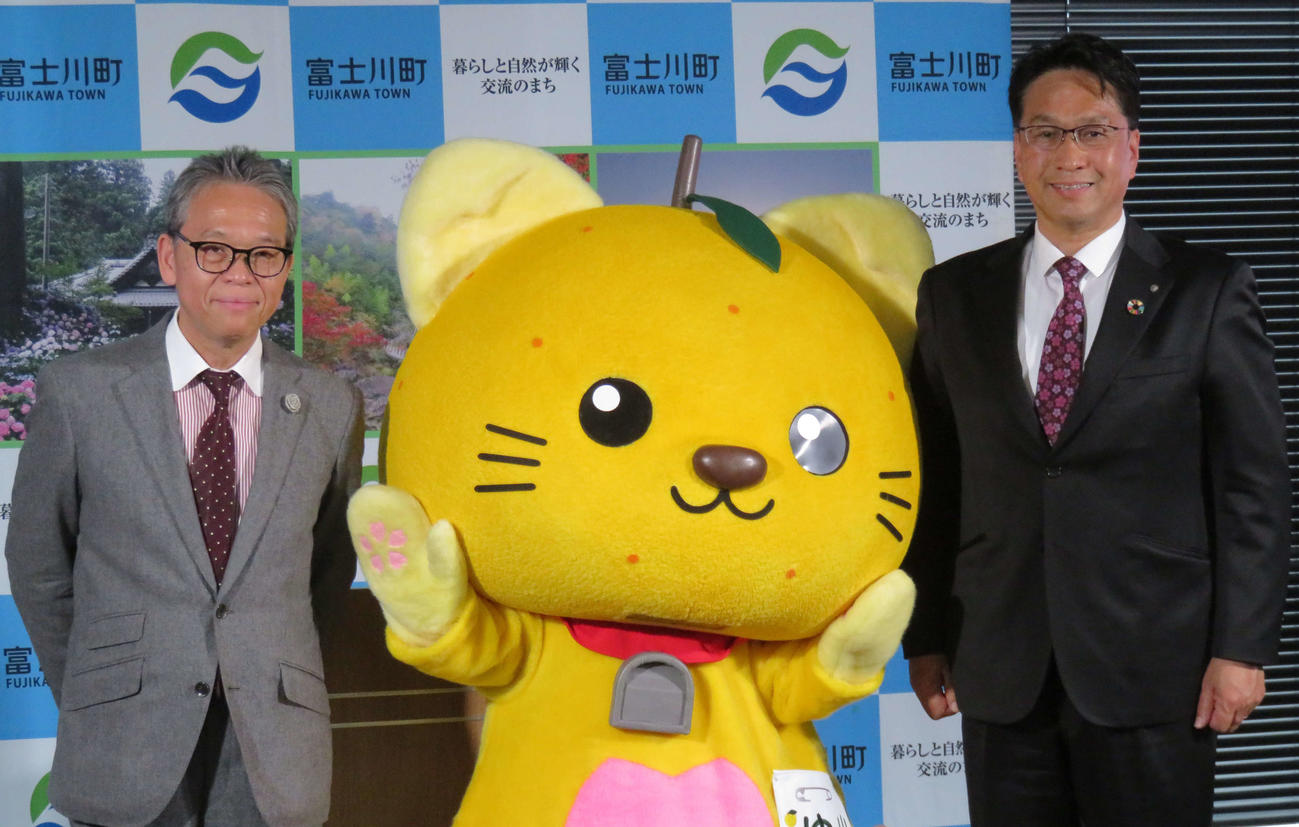 オフィシャルパートナー協定の調印式を行ったホリプロ菅井社長（左）と山梨・富士川町の望月町長