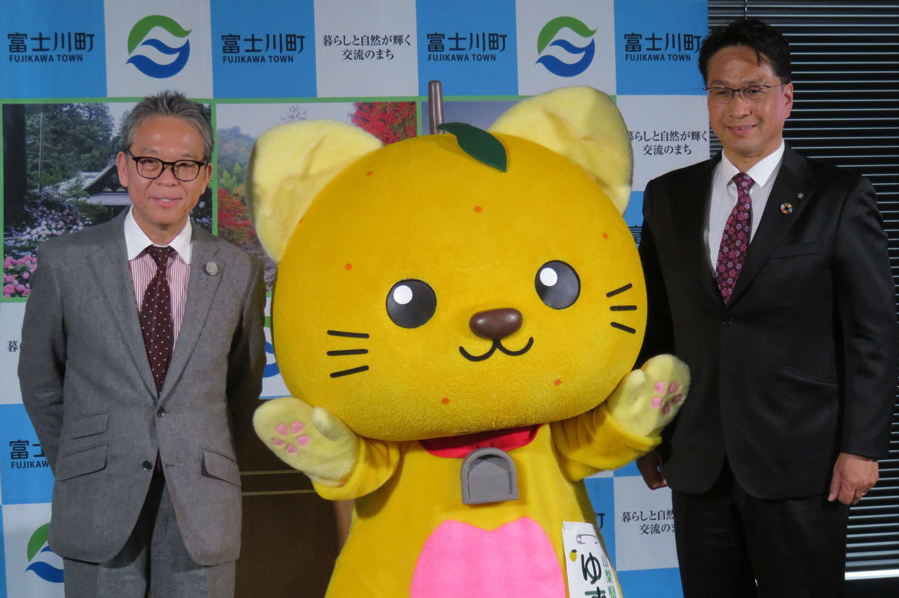オフィシャルパートナー協定の調印式を行ったホリプロ菅井社長（左）と山梨・富士川町の望月町長