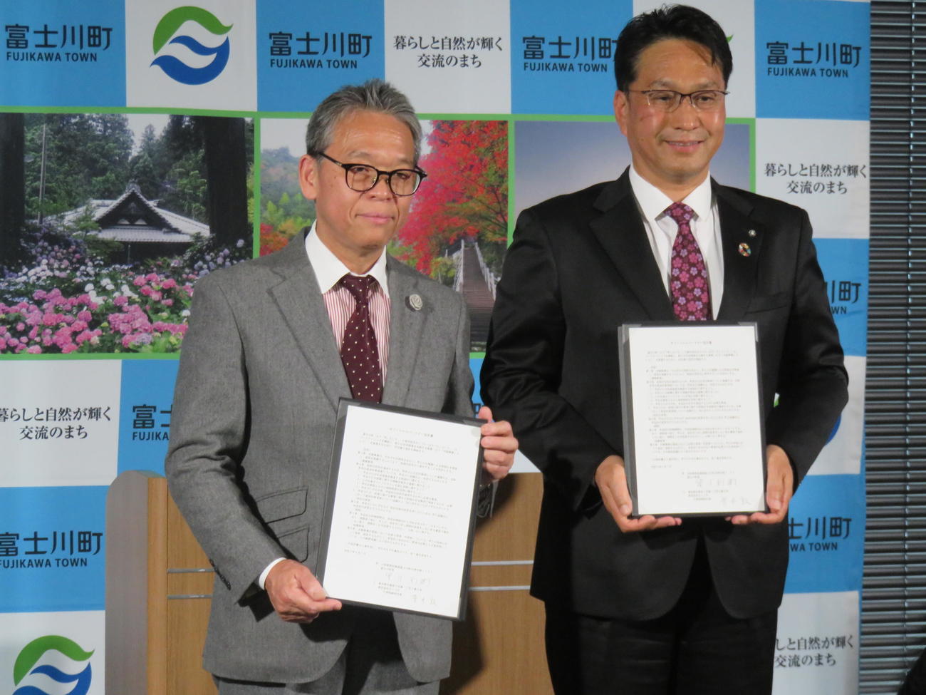 オフィシャルパートナー協定の調印式を行ったホリプロ菅井社長（左）と山梨・富士川町の望月町長