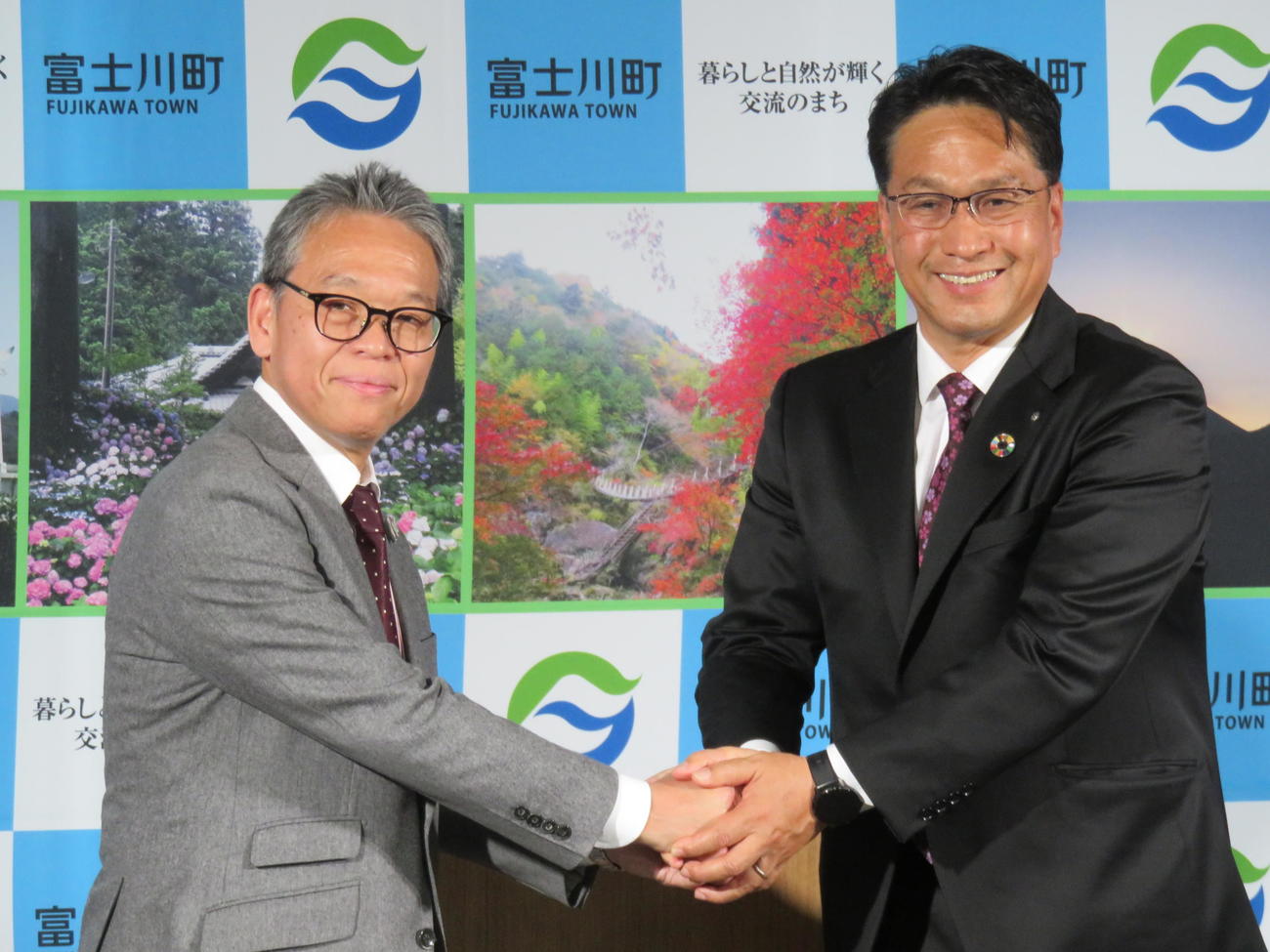 オフィシャルパートナー協定の調印式を行ったホリプロ菅井社長（左）と山梨・富士川町の望月町長