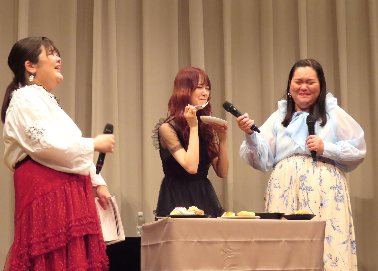ホットケーキを味わう堀未央奈（中央）を見守るぼる塾のあんり（左）と田辺智加
