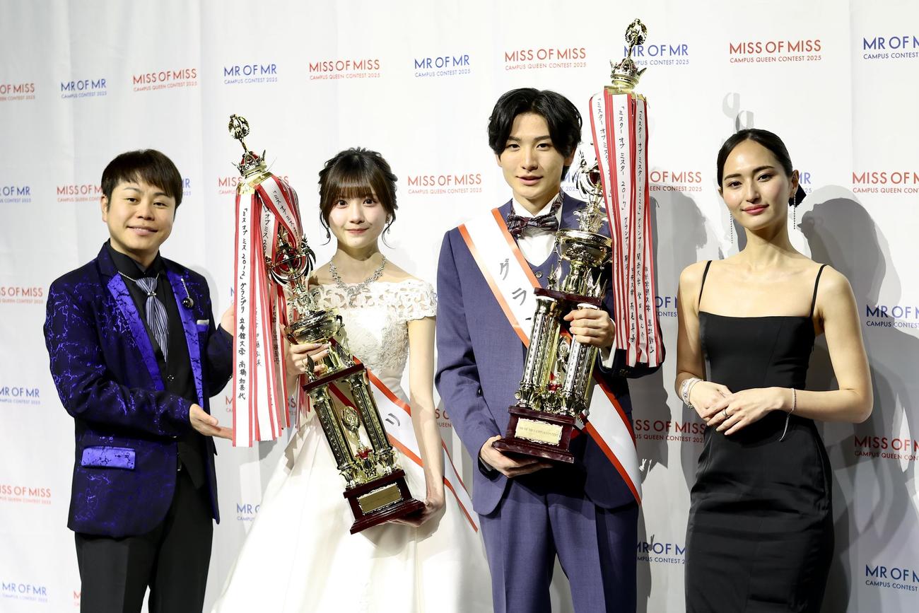 MCを務めたNON STYLE井上裕介（左）山賀琴子（右）と写真に納まるグランプリの橋本菜々子さん（左から2人目）と太田侑吾さん（撮影・河田真司）