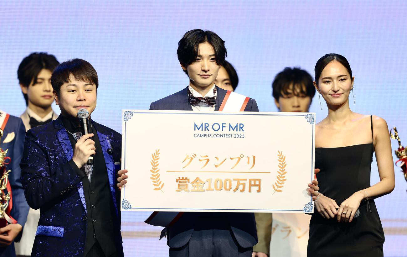 MCのNON STYLE井上裕介（左）山賀琴子（右）と写真に納まる「MR OF MR CAMPUS QUEEN CONTEST 2025」グランプリの太田侑吾さん（撮影・河田真司）