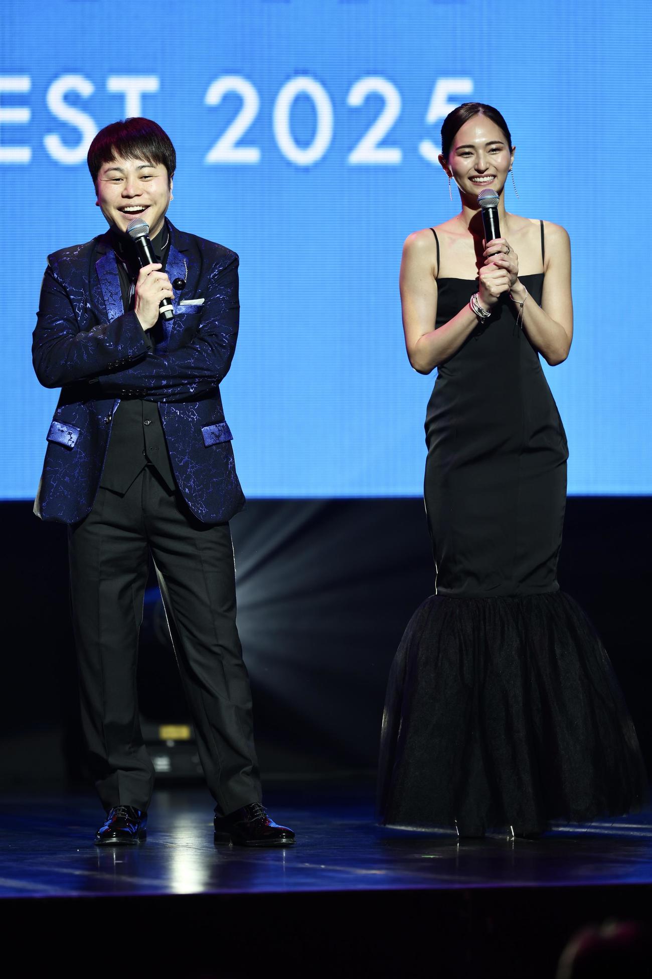 MCのNON STYLE井上裕介（左）と山賀琴子（撮影・河田真司）