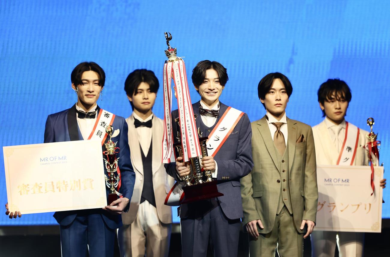 「MR OF MR CAMPUS QUEEN CONTEST 2025」グランプリの太田侑吾さん（中央）（撮影・河田真司）