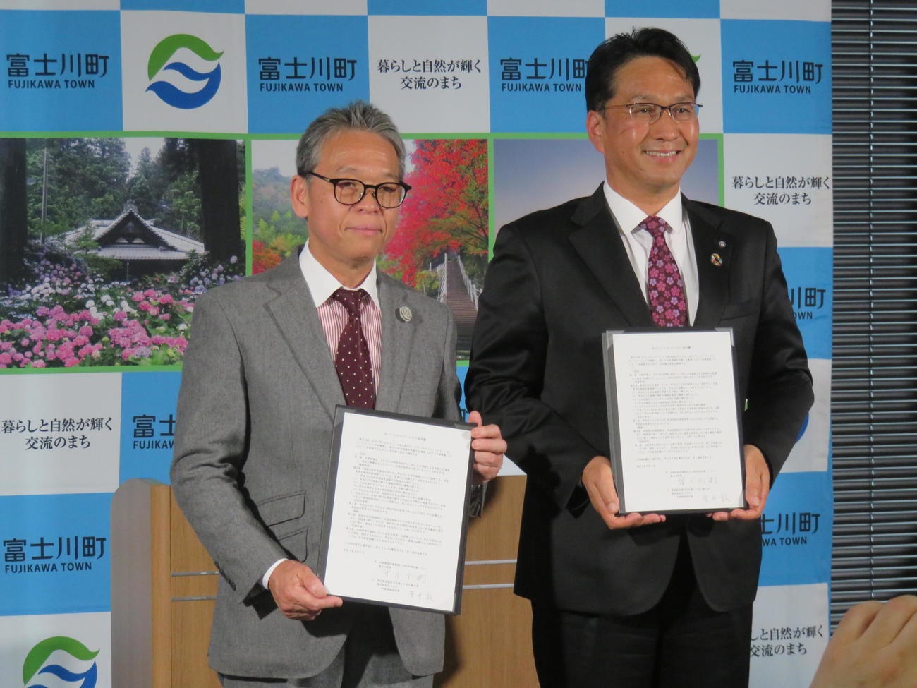 オフィシャルパートナー協定の調印式を行ったホリプロ菅井社長（左）と山梨・富士川町の望月町長