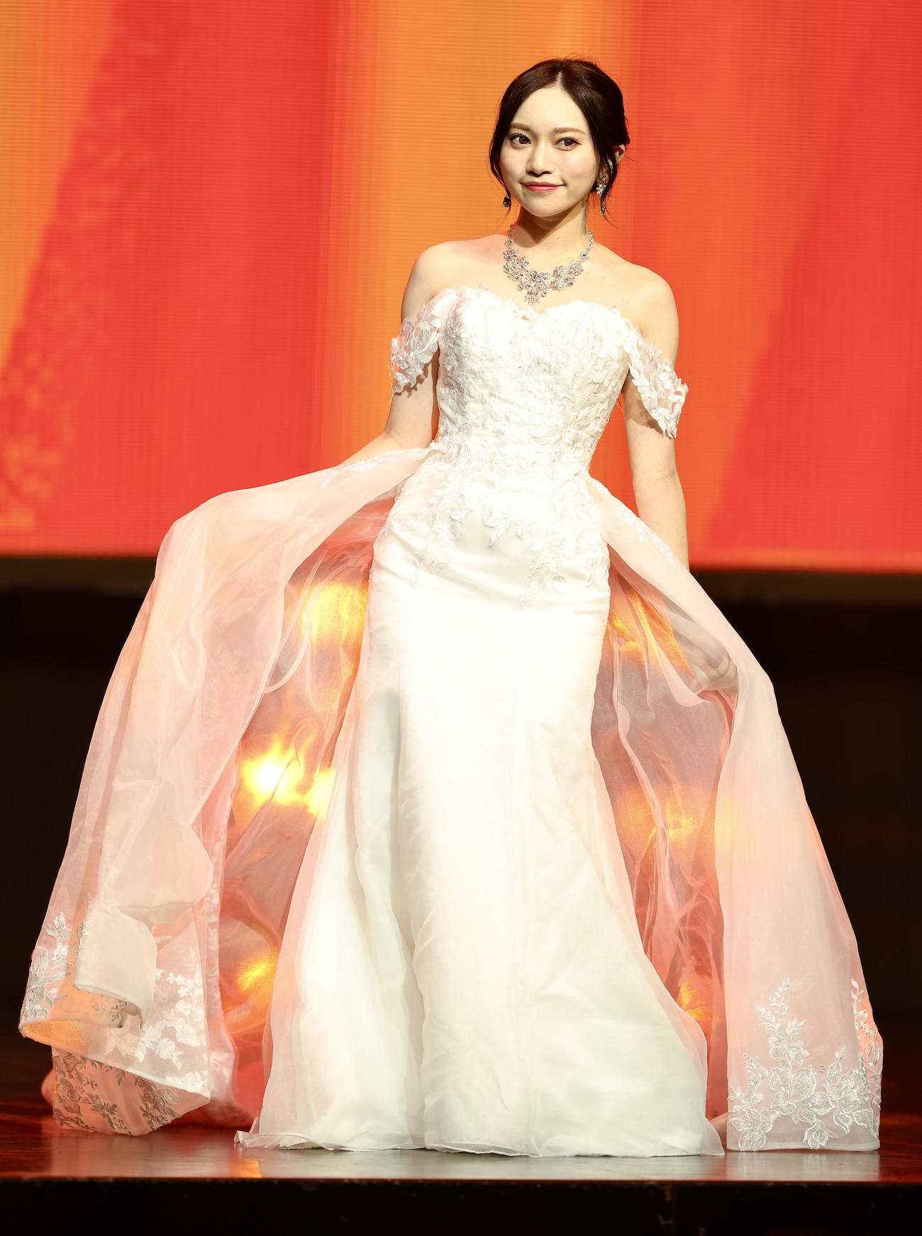 ドレス姿を披露する奥原妃奈子（撮影・河田真司）