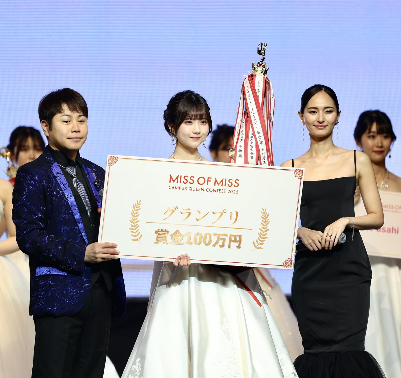 MCのNON STYLE井上裕介（左）山賀琴子（右）と写真に納まる「MISS OF MISS CAMPUS QUEEN CONTEST 2025」グランプリの橋本菜々子さん（撮影・河田真司）
