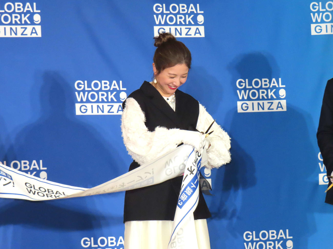 「グローバルワークギンザ　オープニング発表会・内覧会」でテープカットを行った吉高由里子