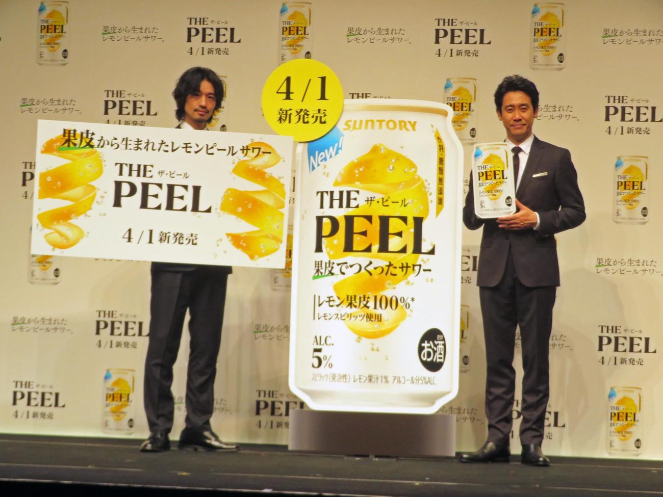 サントリー“レモンピールサワー”「THE PEEL＜レモン＞」CM発表会に出席した斎藤工（左）と大泉洋