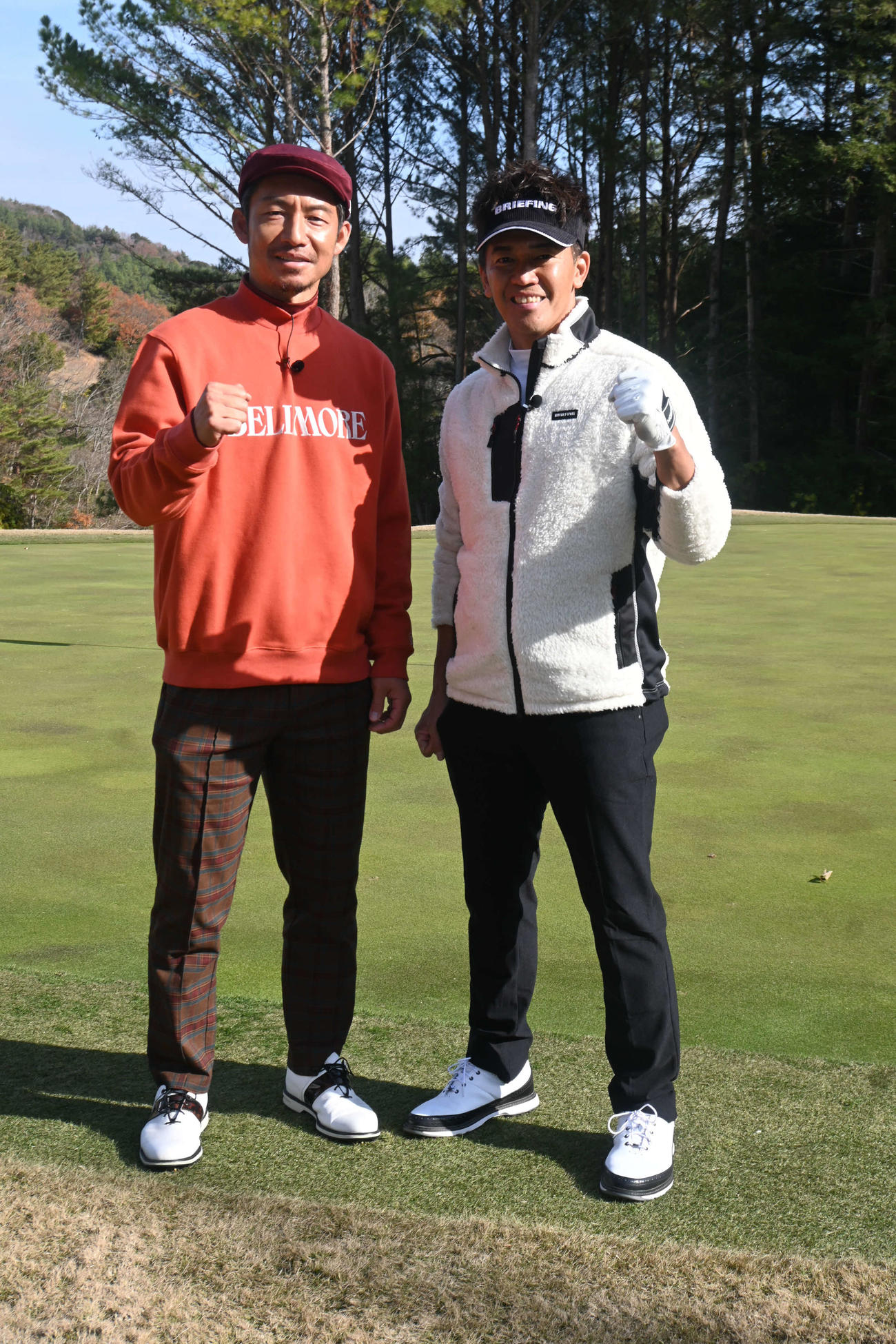 兵庫・有馬ロイヤルゴルフクラブで「武井壮のゴルフバッグ担いでください」の収録に参加した左から鳥谷敬氏、武井壮（2023年12月撮影）