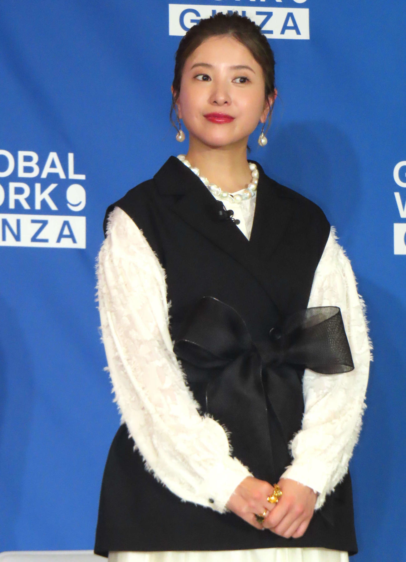 吉高由里子、自己紹介でかみ「出ばな」くじき「ぺぺぺーって」マジック愛語る“吉高節”で和ませ - 芸能写真ニュース : 日刊スポーツ