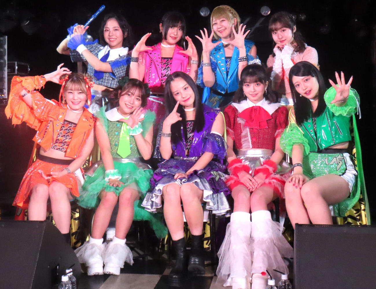 アップアップガールズ（仮）とアップアップガールズ（2）のメンバー。前列左から小山星流、島崎友莉亜、青柳佑芽、佐々木ほのか、鈴木芽生菜。後列左から鍛治島彩、住田悠華、古谷柚里花、新倉愛海（2024年1月撮影）
