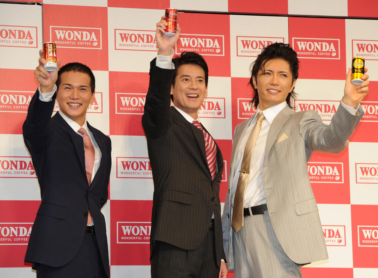 缶コーヒー「WONDA」の新CM発表会見で笑顔を見せる、左から市原隼人、唐沢寿明、GACKT＝２０１０年４月５日）