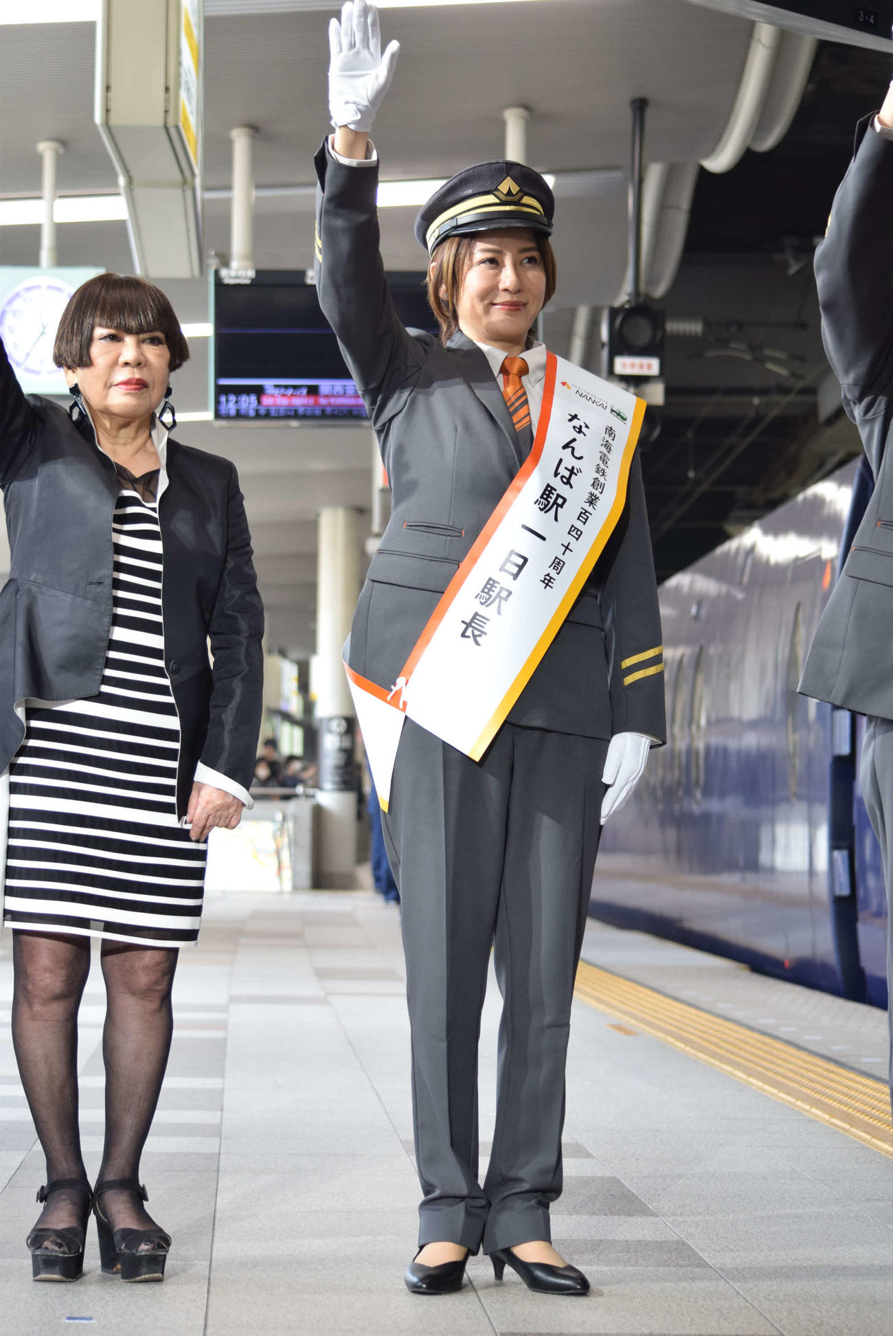 南海難波駅1日駅長を務め、特急ラピートの出発を見送る鈴木砂羽（撮影・阪口孝志）