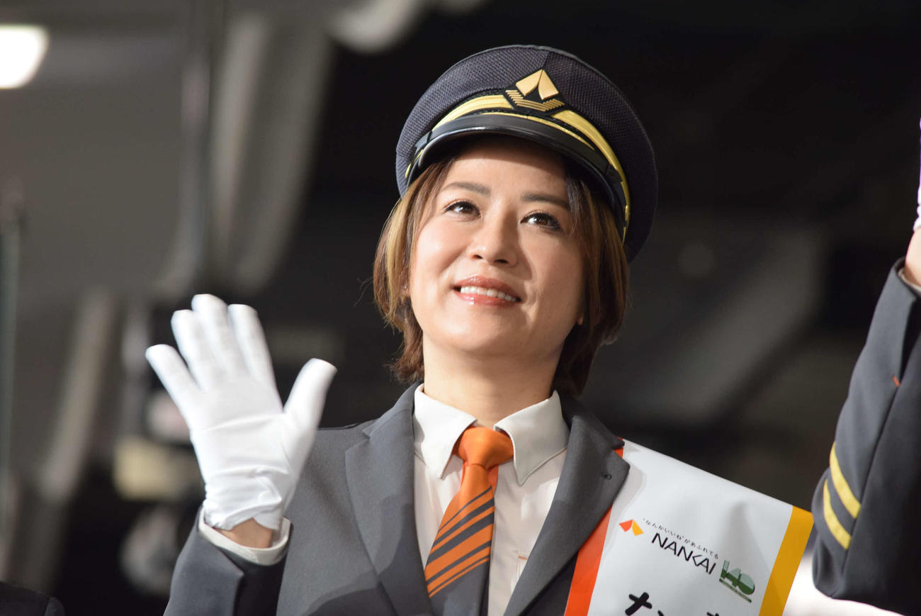 南海難波駅1日駅長を務めた鈴木砂羽（撮影・阪口孝志）