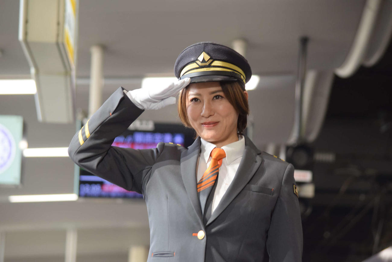 南海難波駅1日駅長を務めた鈴木砂羽（撮影・阪口孝志）