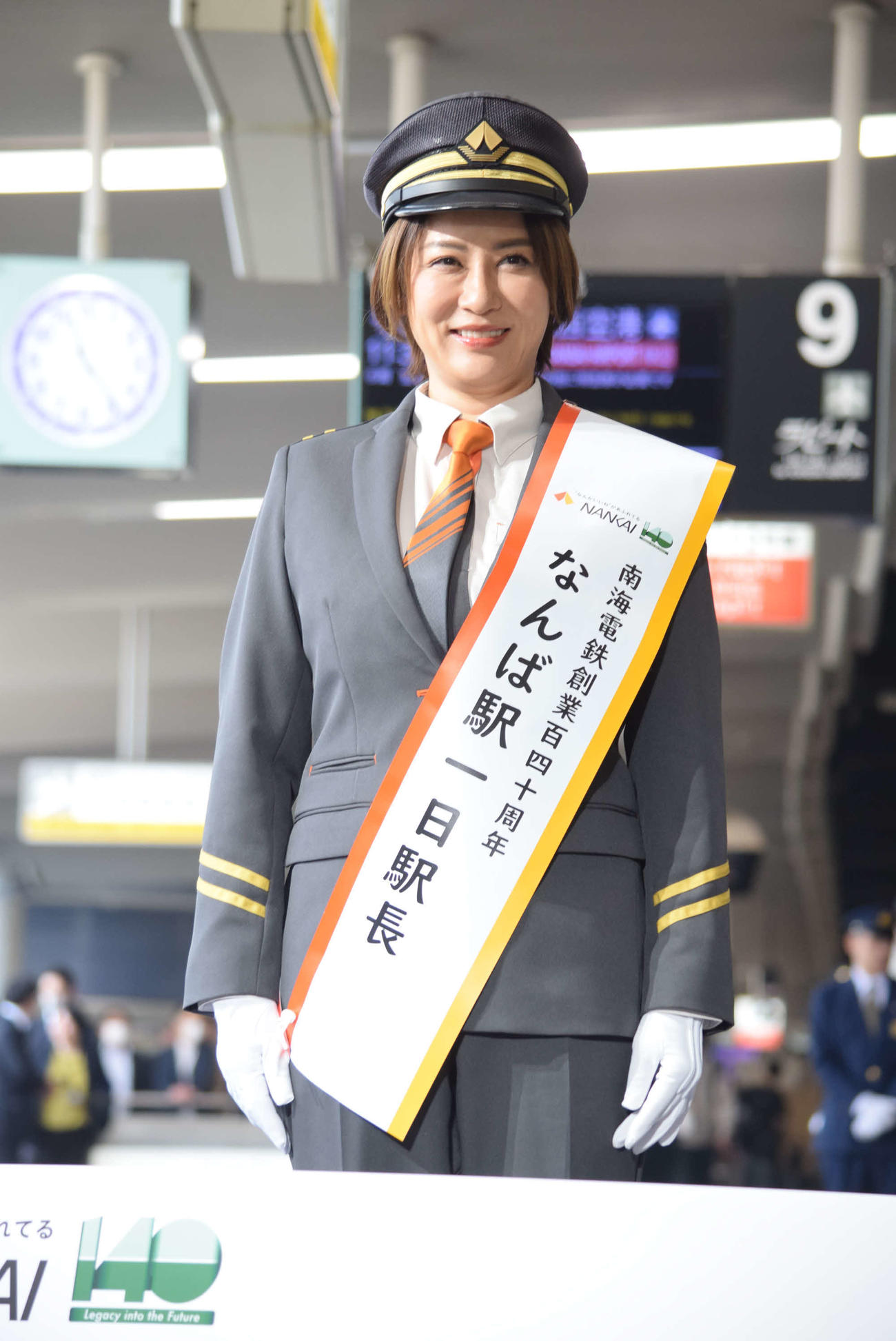 南海難波駅1日駅長を務めた鈴木砂羽（撮影・阪口孝志）
