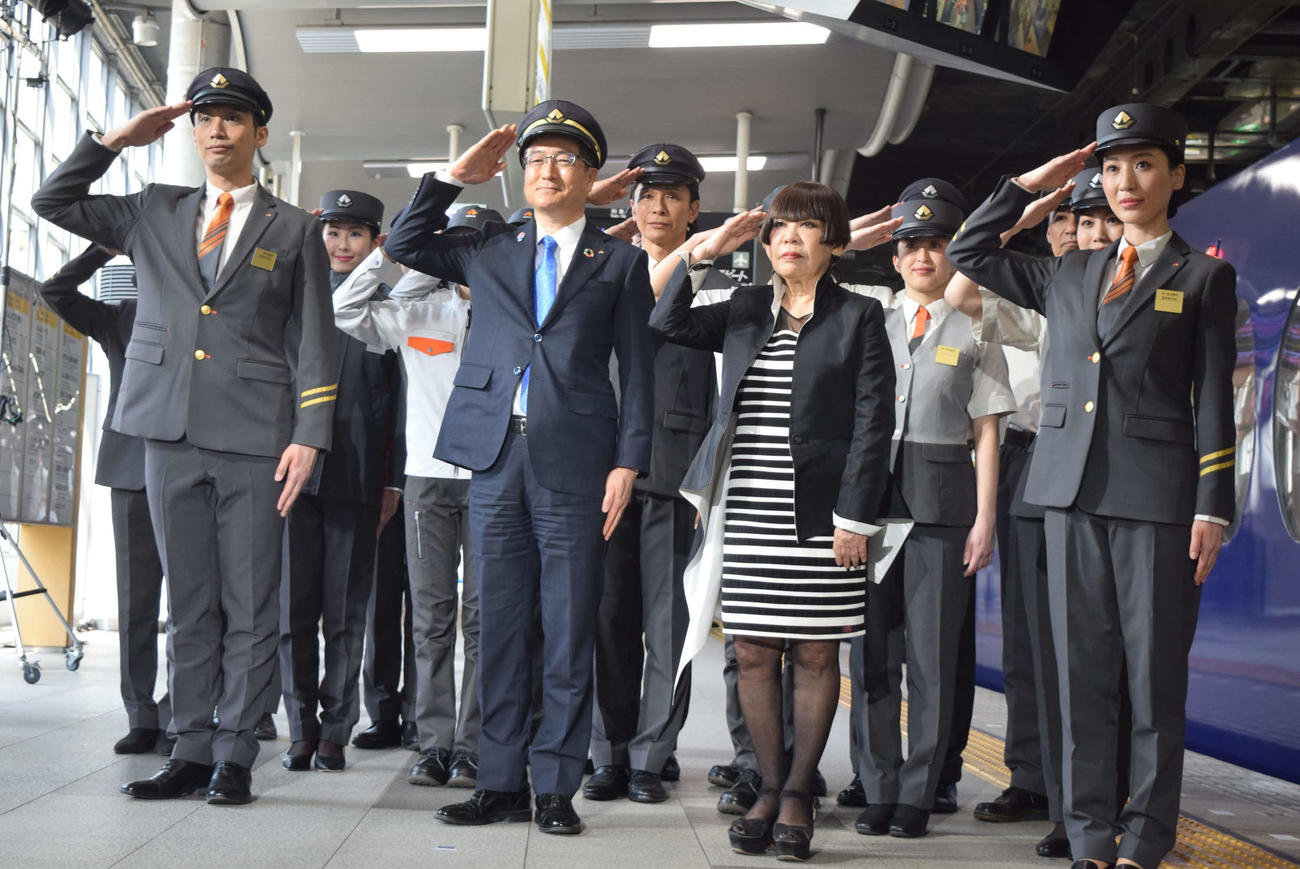 南海電鉄創業140周年を記念し、同社ロゴと新制服をデザインしたコシノジュンコ氏（前列左から3人目）（撮影・阪口孝志）