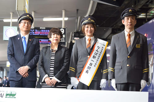 南海電鉄新制服姿で一日駅長の鈴木砂羽、映画で演じるコシノジュンコ氏