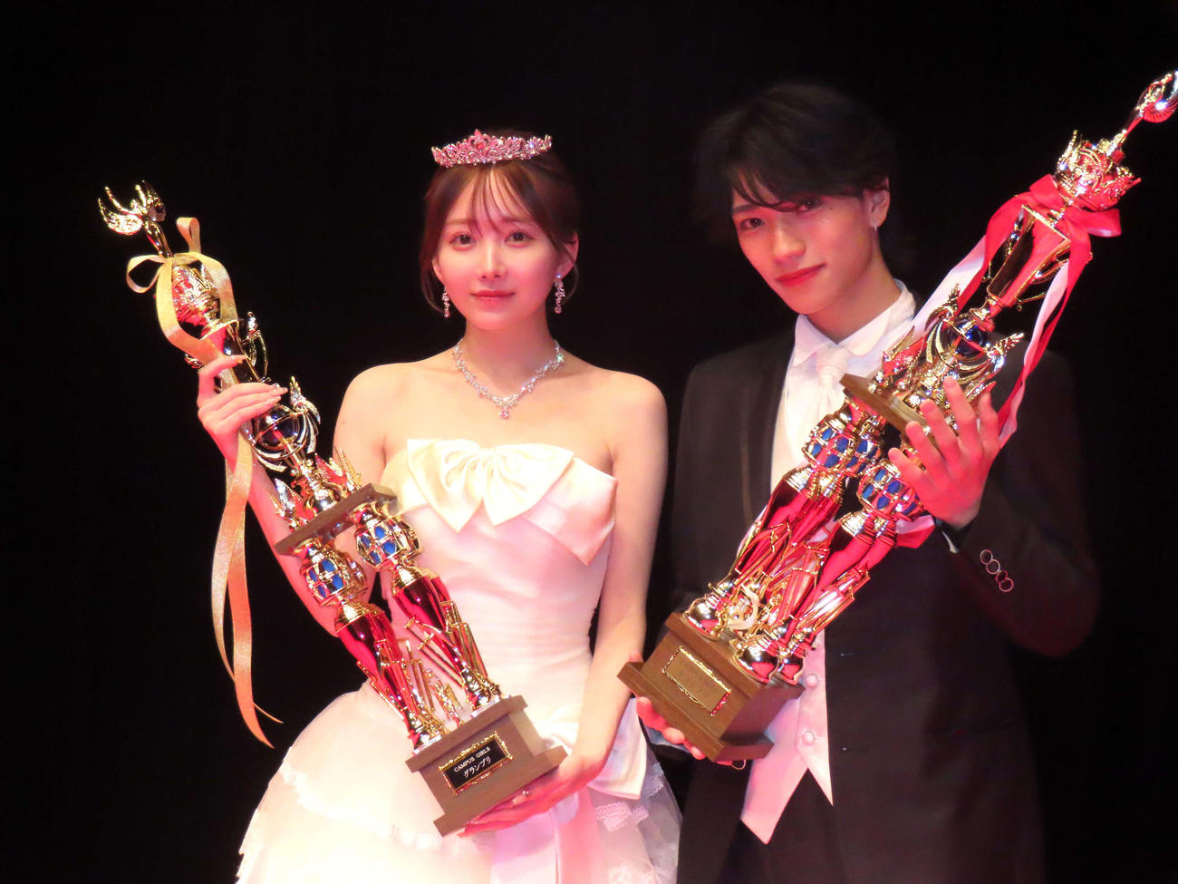 「CAMPUS GIRLS 2025」グランプリの若月瑠菜さん（左）と「CAMPUS BOYS 2025」グランプリの晴斗さん