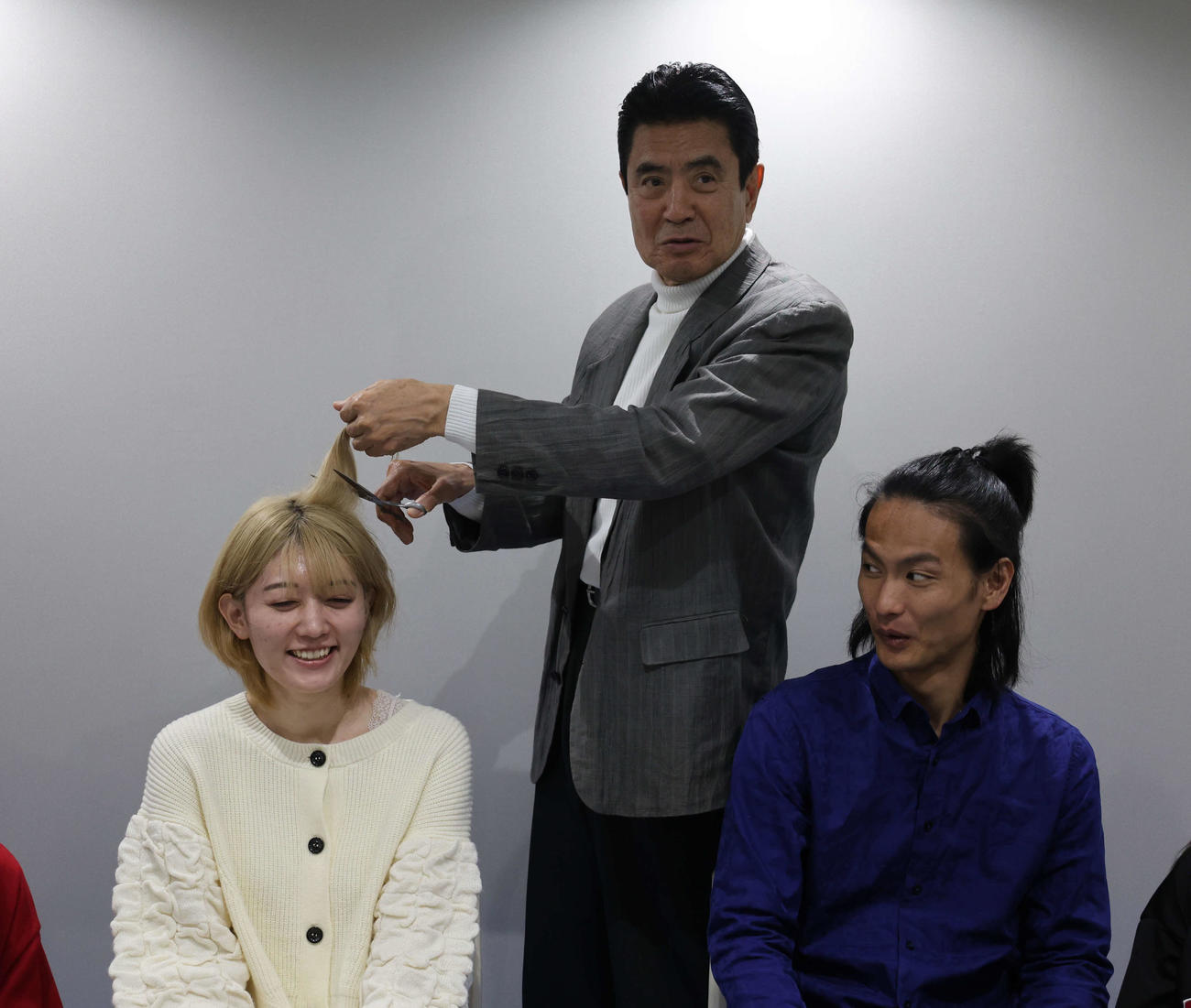 舞台「友情～秋桜のバラード」あゆみ役の織田ももこ（左）の髪にはさみを入れる担任教師役の名高達男（ムトー清次氏撮影）