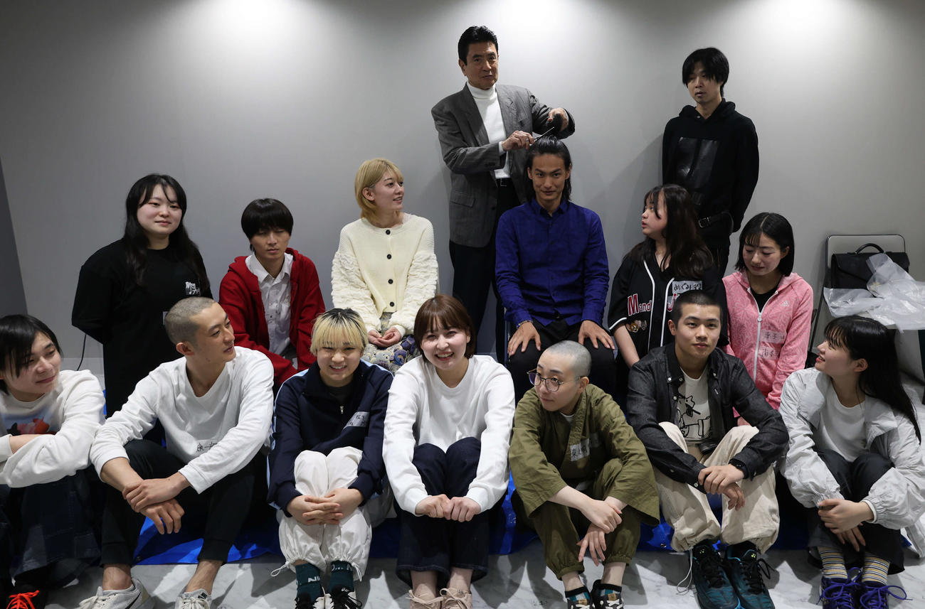 断髪式の臨む前の、舞台「友情～秋桜のバラード」の生徒役たち。最上段左は担任教師役の名高達男（ムトー清次氏撮影）