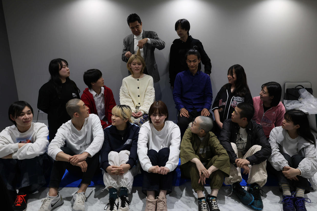 断髪式の臨む前の、舞台「友情～秋桜のバラード」の生徒役たち。最上段左は担任教師役の名高達男（ムトー清次氏撮影）
